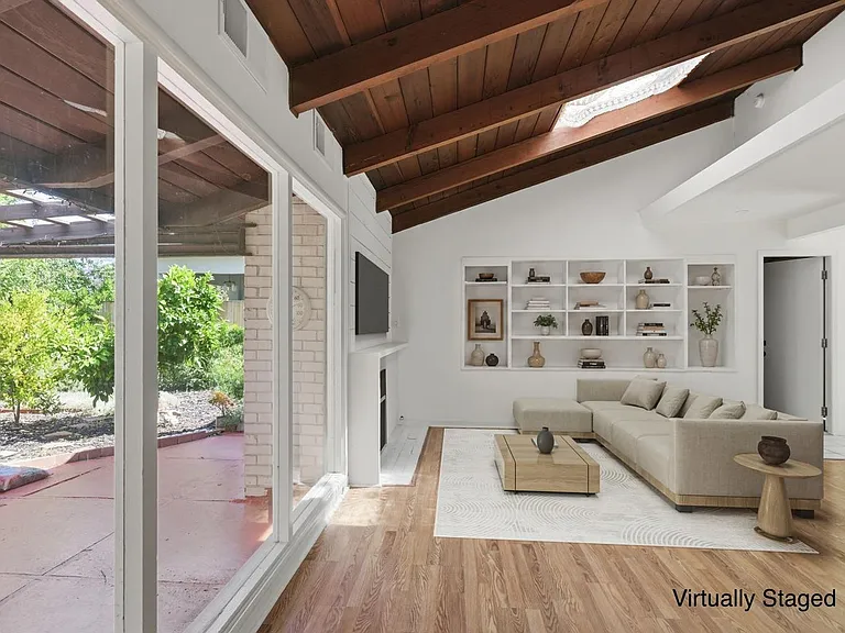 1098 Blackfield Way — Photo 3
