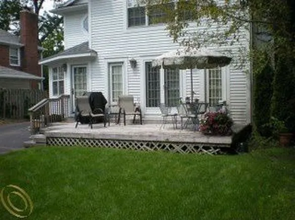 26020 Salem Rd, Huntington Woods, MI 48070