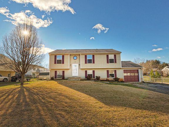 3rd image of 914 Samantha Cir