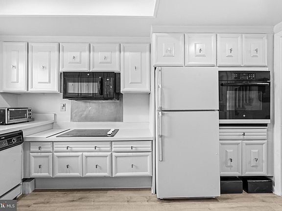 5th image of 3590 Gleneagles Dr Unit 32-F