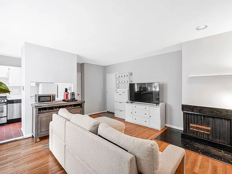 117 E St SE #302 — Photo 2