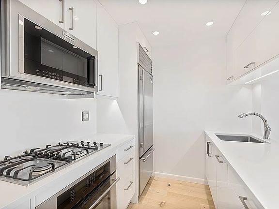5th image of 500 W 43rd St APT 24J