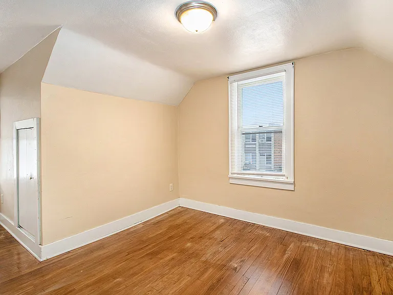 221 W 8th St — Photo 10