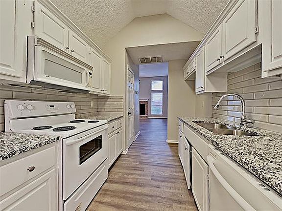5th image of 811 Carrington Dr