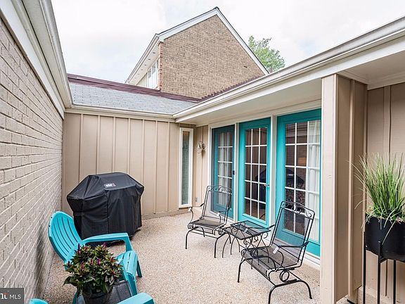 4th image of 2825 Oakton Manor Ct