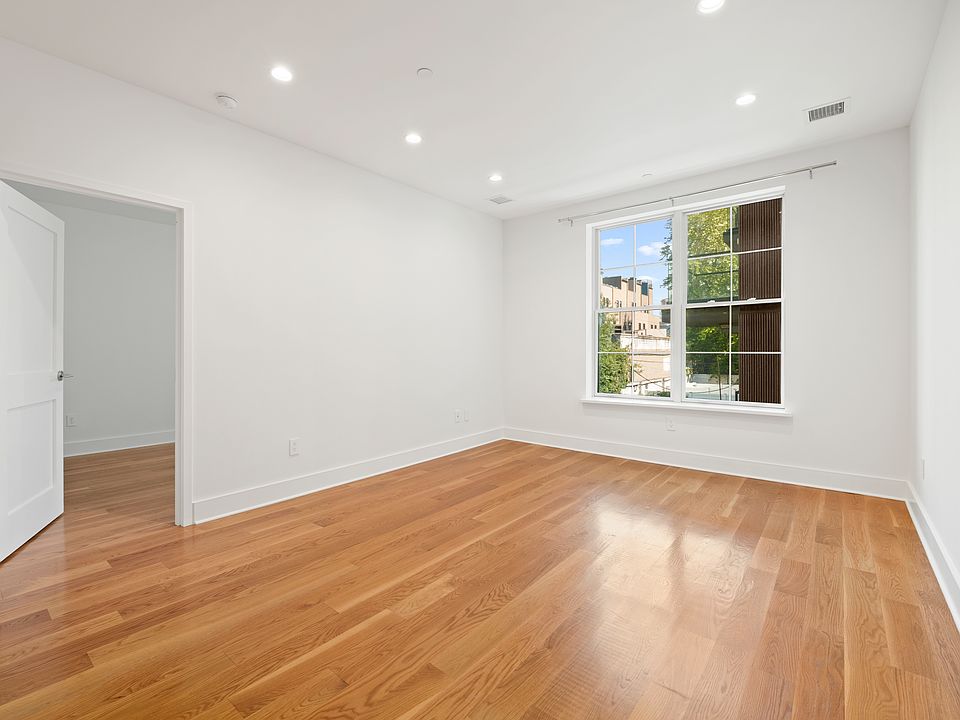 1st image of 25 Lexington Ave #204