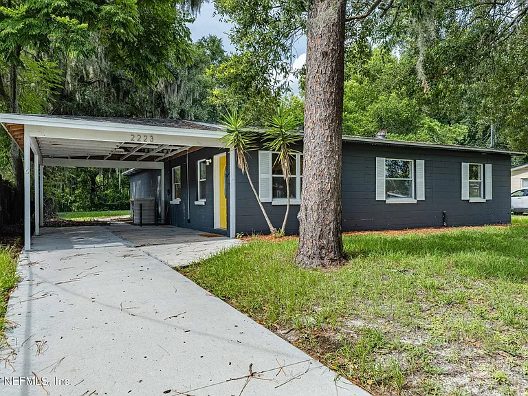 2223 Inwood Cir N — Photo 1