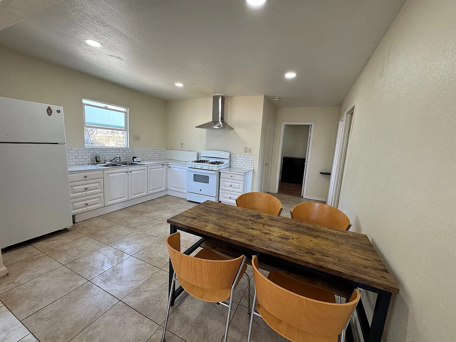 2 bed, 750 sqft, $2,400 — Photo 3