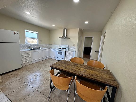 3rd image of 3933 Hope St #2