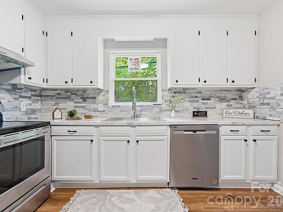 5th image of 3285 Douglas Way Ln
