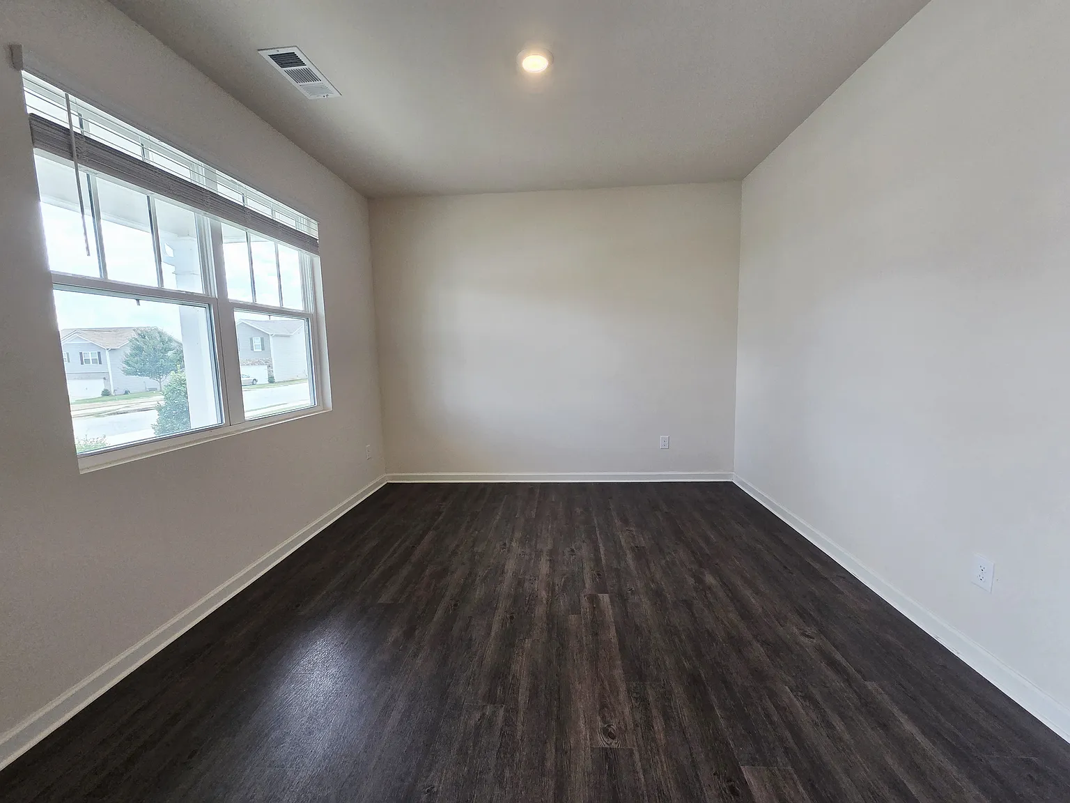 5 bed, 2449 sqft, $2,350 — Photo 3