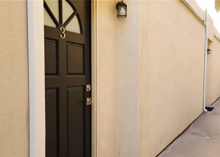 1675 Gramercy Ave — Photo 25