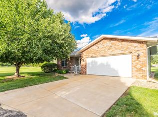 2726 Greenway Dr, Pekin, IL 61554