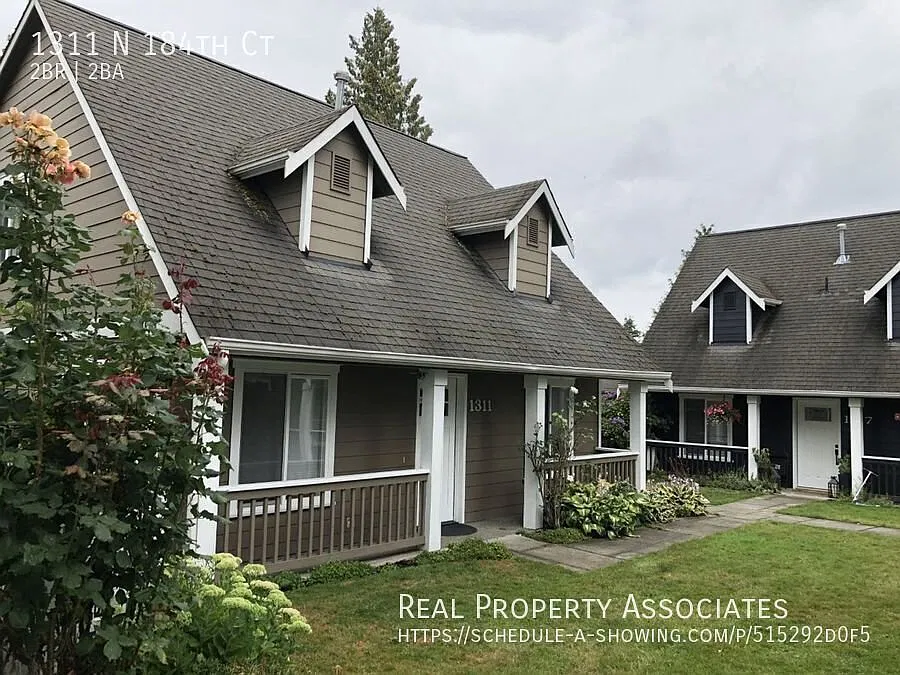 Cottage in Shoreline — Photo 2