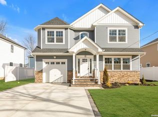 132 N Bergen Pl, Freeport, NY 11520