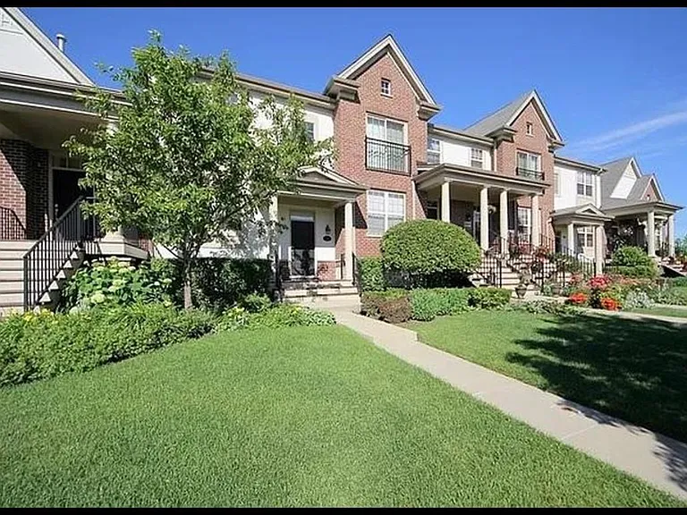 2545 Waterbury Ln — Photo 2