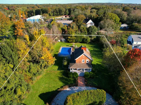 10 Kerrie Ct, Southampton, NY 11968