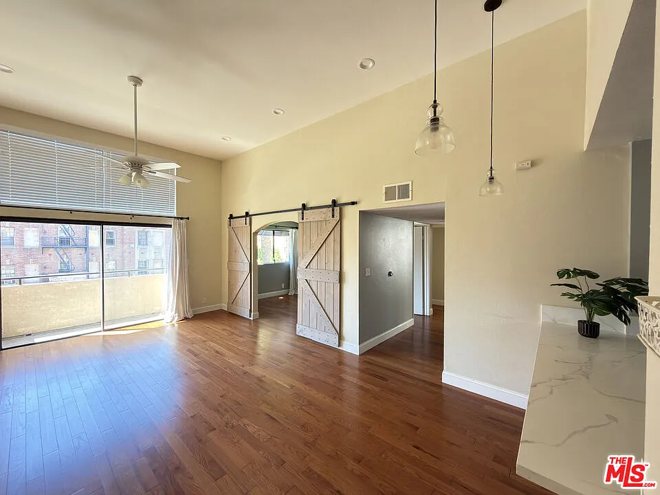 3 bed, 2.0 bath, 1100 sqft, $3,250 — Photo 3