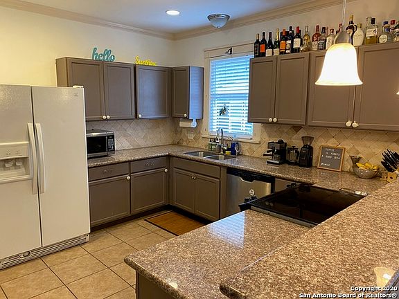 5th image of 624 W Agarita Ave
