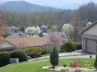 20 Golf View Dr, Etowah, NC 28729