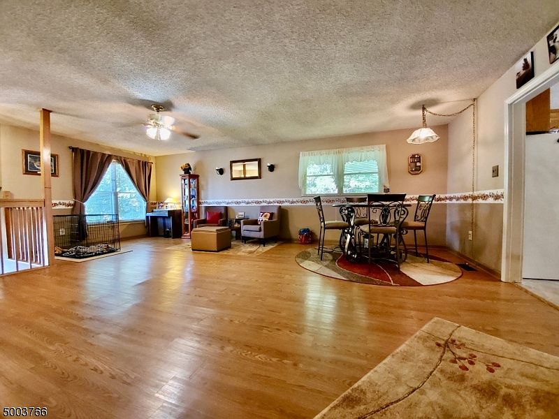 2nd image of 8 Fox Chase Ln