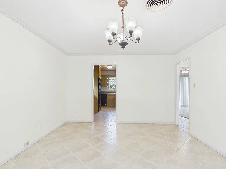 1206 Crenwelge Dr — Photo 8