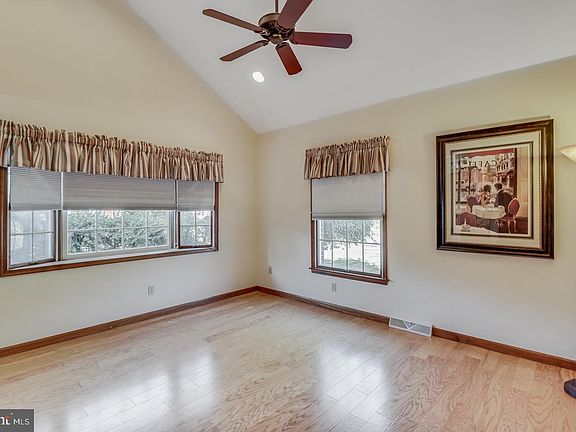 4th image of 208 Woodlawn Ave