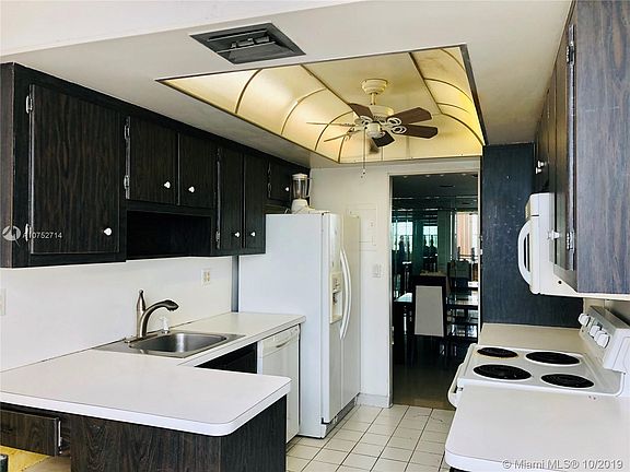 2nd image of 18071 Biscayne Blvd APT 1001