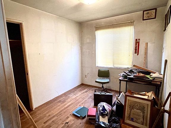 4th image of 221 W Worth St