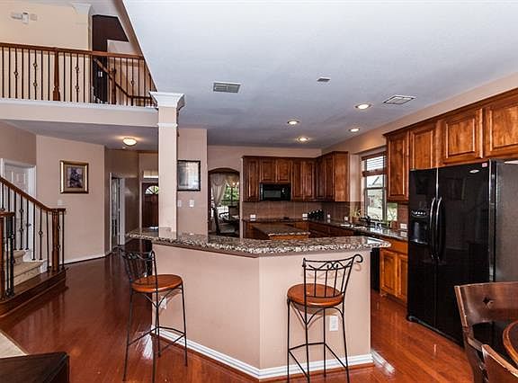 3rd image of 613 Peacock Dr