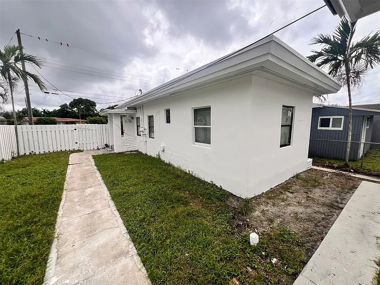 612 NW 6th Ct #2 — Photo 2