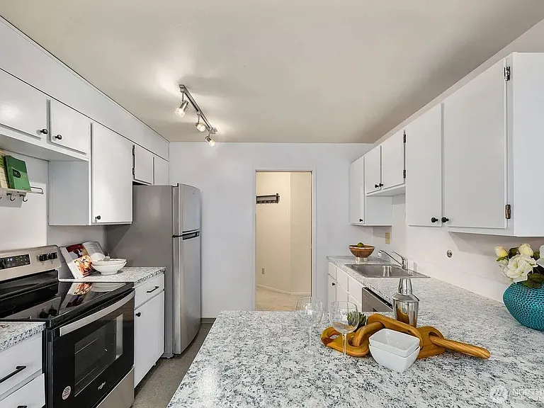 13741 15th Ave NE #C33 — Photo 5