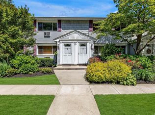 211 Terry Rd APT 16B, Smithtown, NY 11787