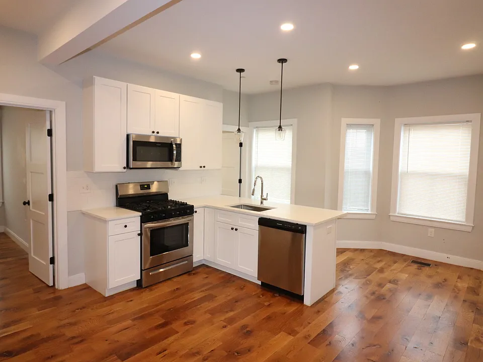 477 Meridian St #4
