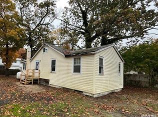 90 Huguenot Dr, Mastic Beach, NY 11951