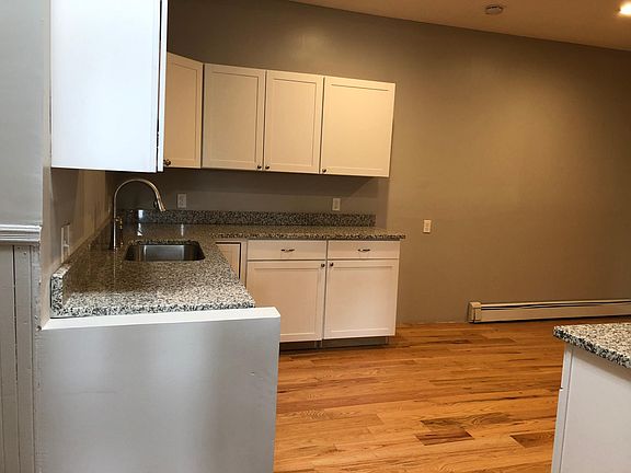 4th image of 109 Lafayette Sq
