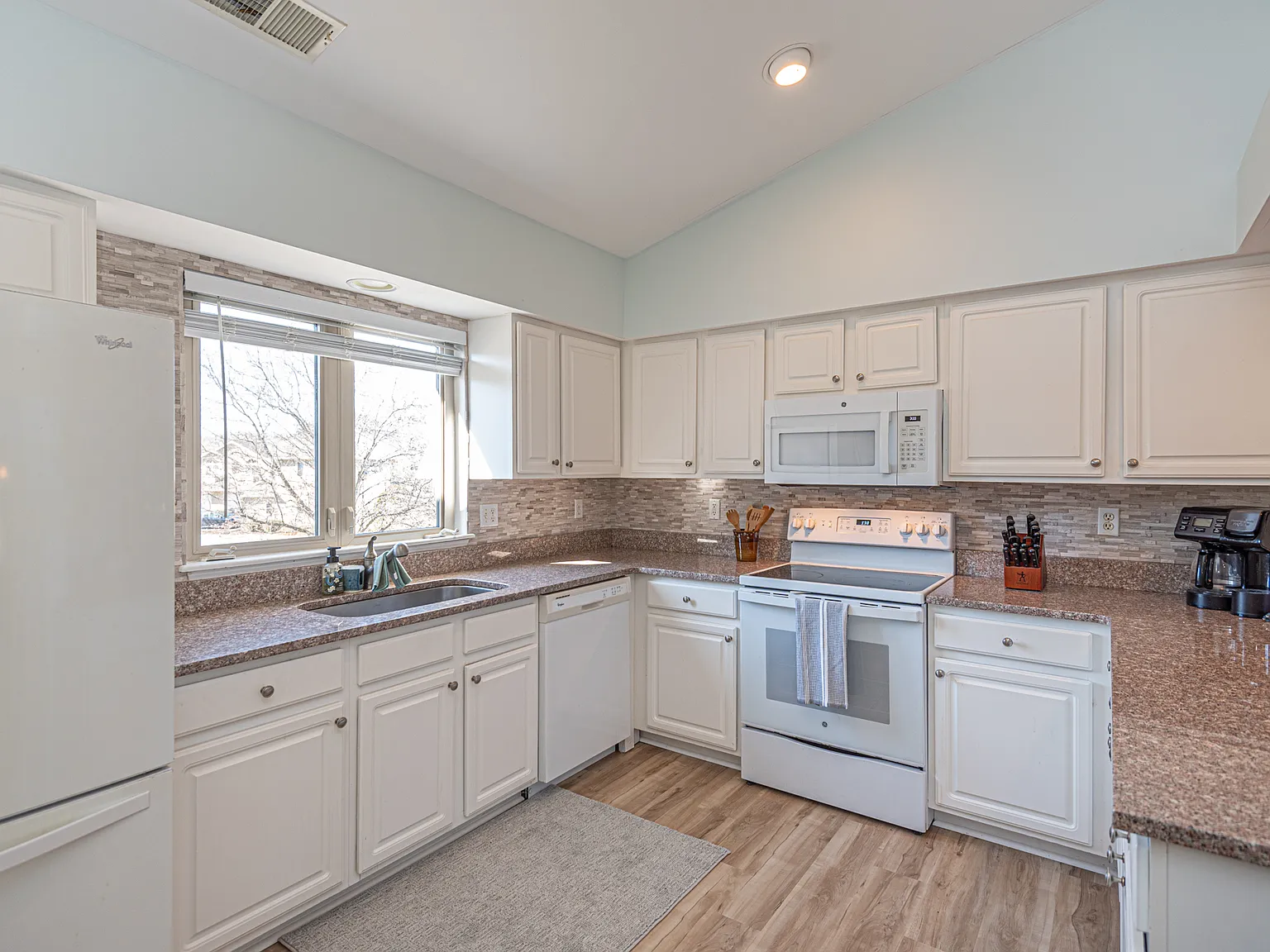 3 bed, 1547 sqft, $2,200 — Photo 3