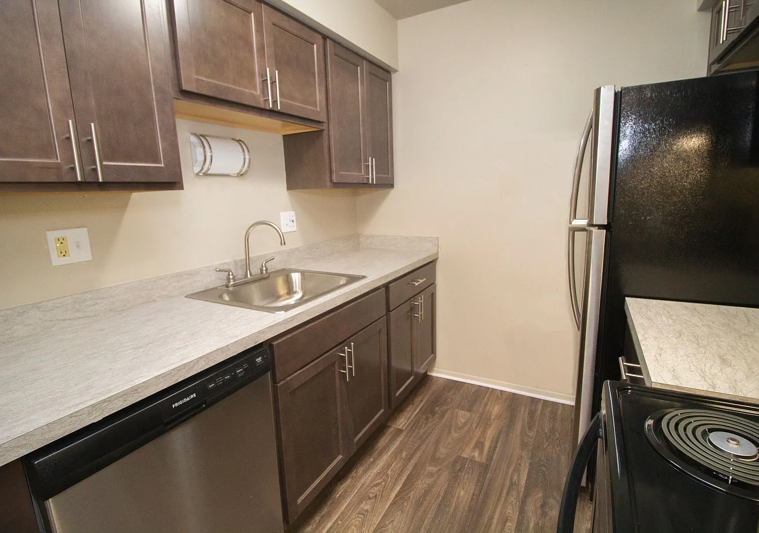 Lakeview Apartments — Photo 4