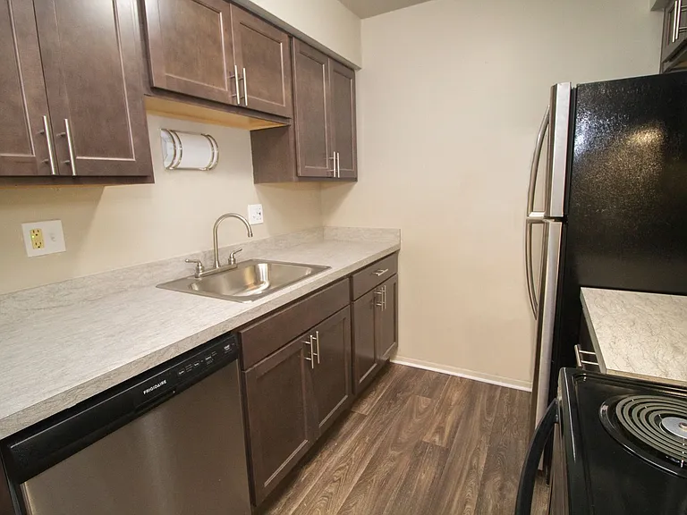 Lakeview Apartments — Photo 4