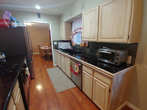 5th image of 3033 Fresno Ave