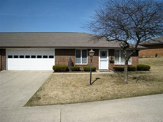696 Grandview Dr photo 1