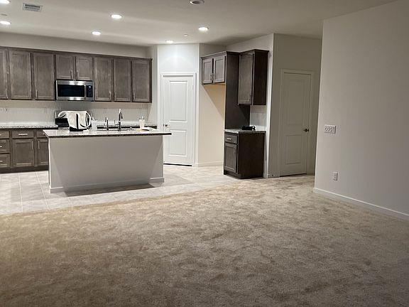 Living room/Kitchen (Unfurnished)
