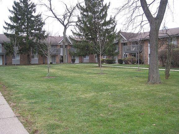2nd image of 16W543 Mockingbird Ln APT 206