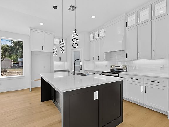 5th image of 405 NE Front St