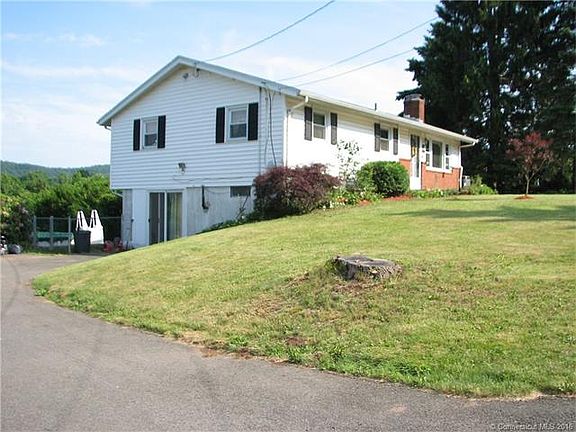 left side exterior/ driveway