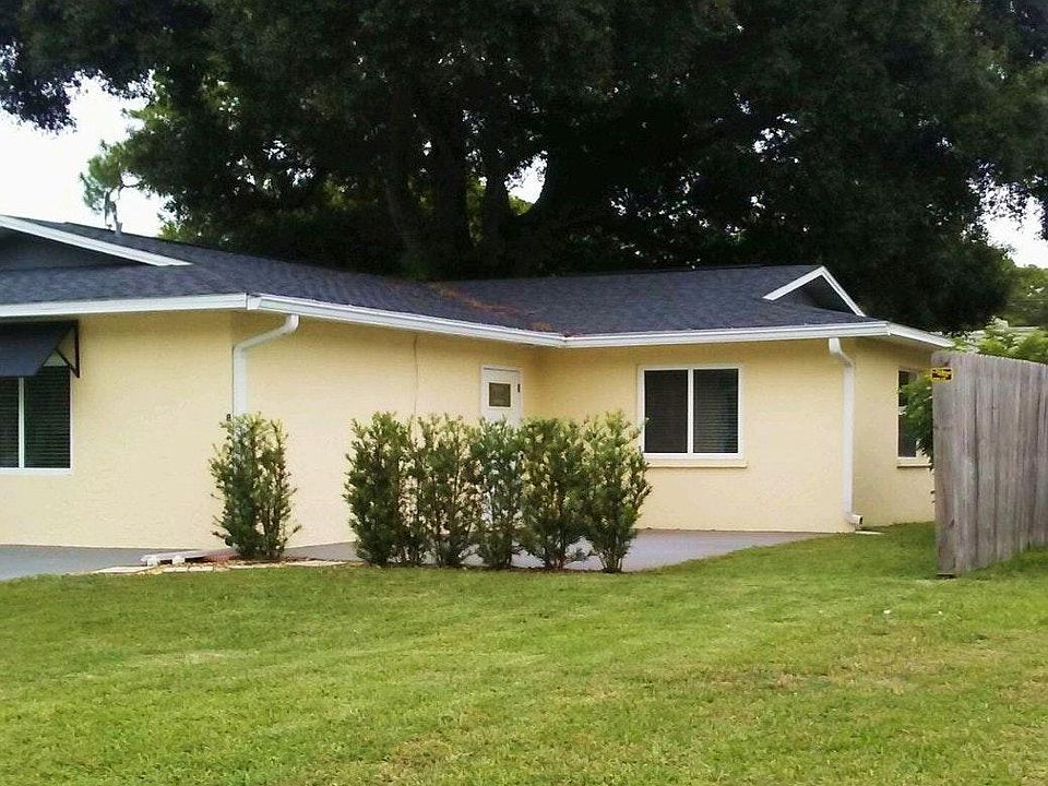 4906 A 24th Street West, a 3 bedroom 2 bath duplex unit.
