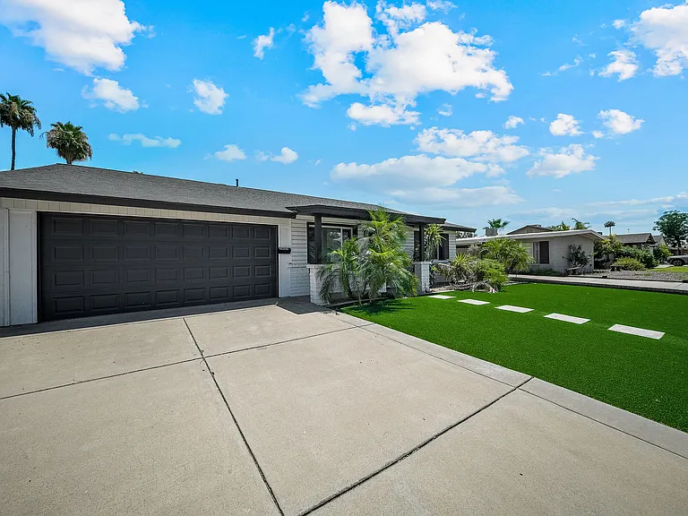 2431 E Manhatton Dr — Photo 4