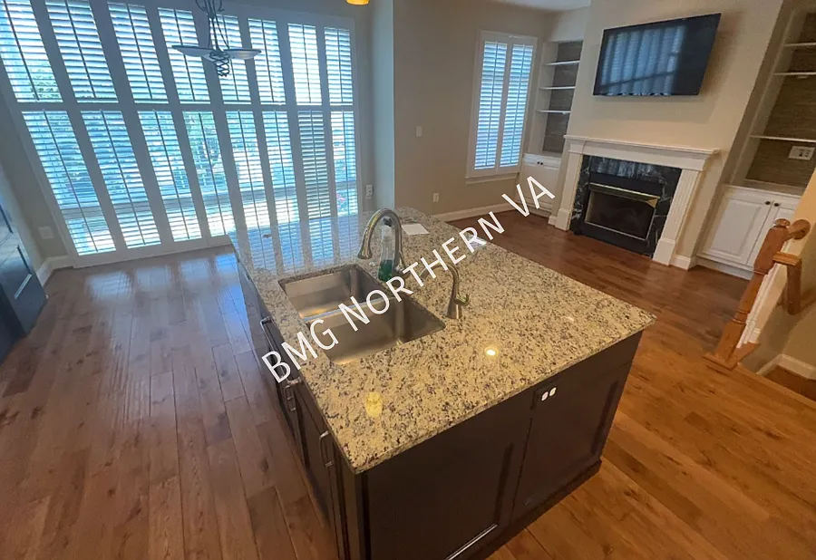 Stunning 3 BR / 3 BA / 2 Half BA in West Market near Reston Town Center — Photo 3