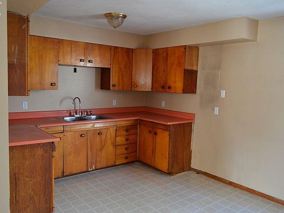 5th image of 537 Rockwell St
