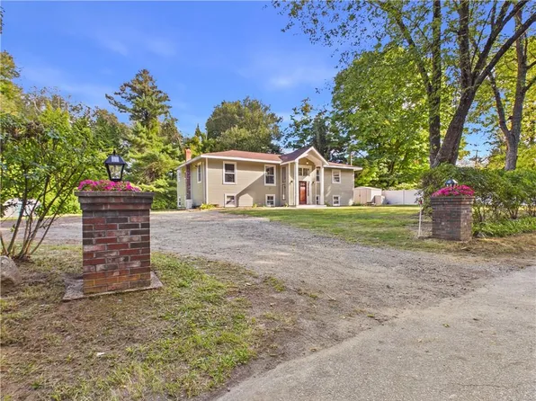 11 Winsor Park Rd, Glocester, RI 02857